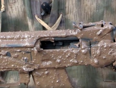 AR-15 και ΑΚ-47 εκτελούν πυρά μετά από ένα μπάνιο στις λάσπες (βίντεο)